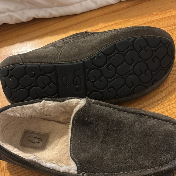 Men’s grey UGG moccasins - Picture 2 of 2